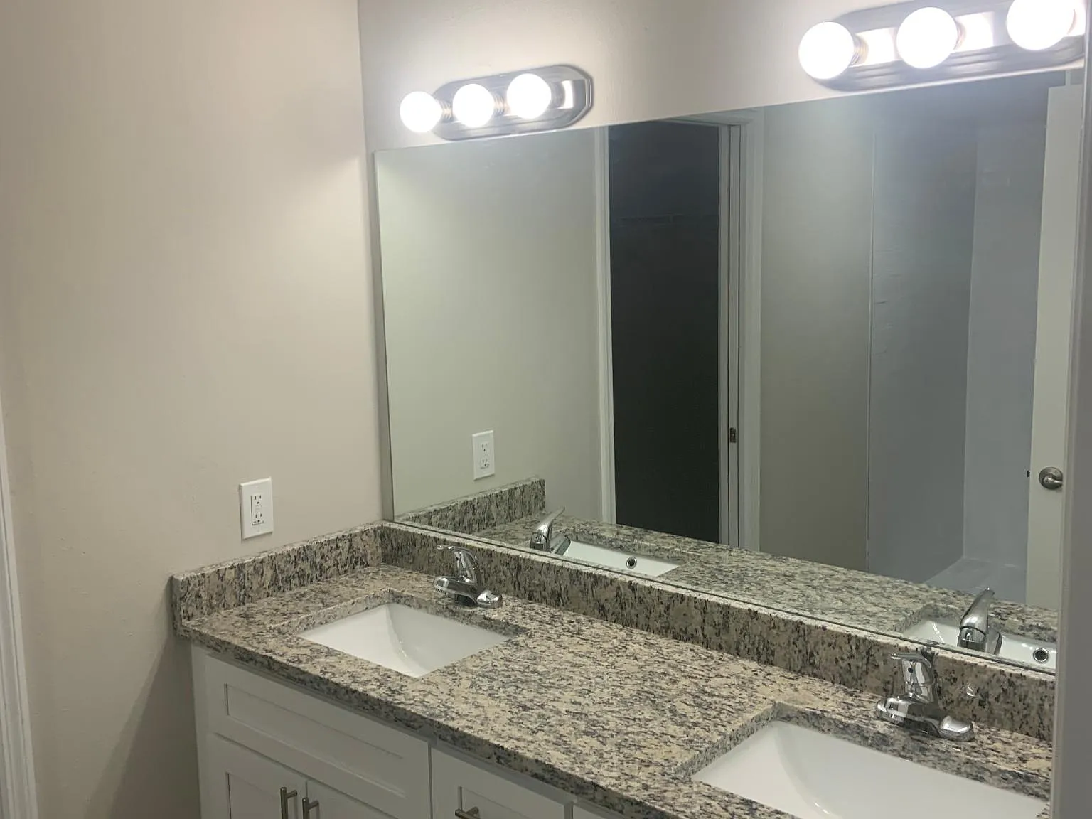 3 bed, 1250 sqft, $2,045 — Photo 4