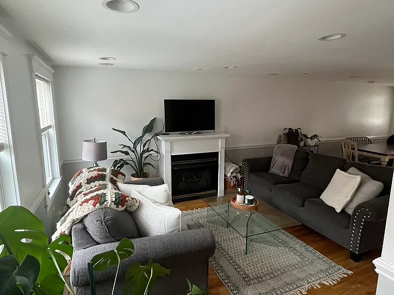 219 W 2nd St #2 — Photo 6