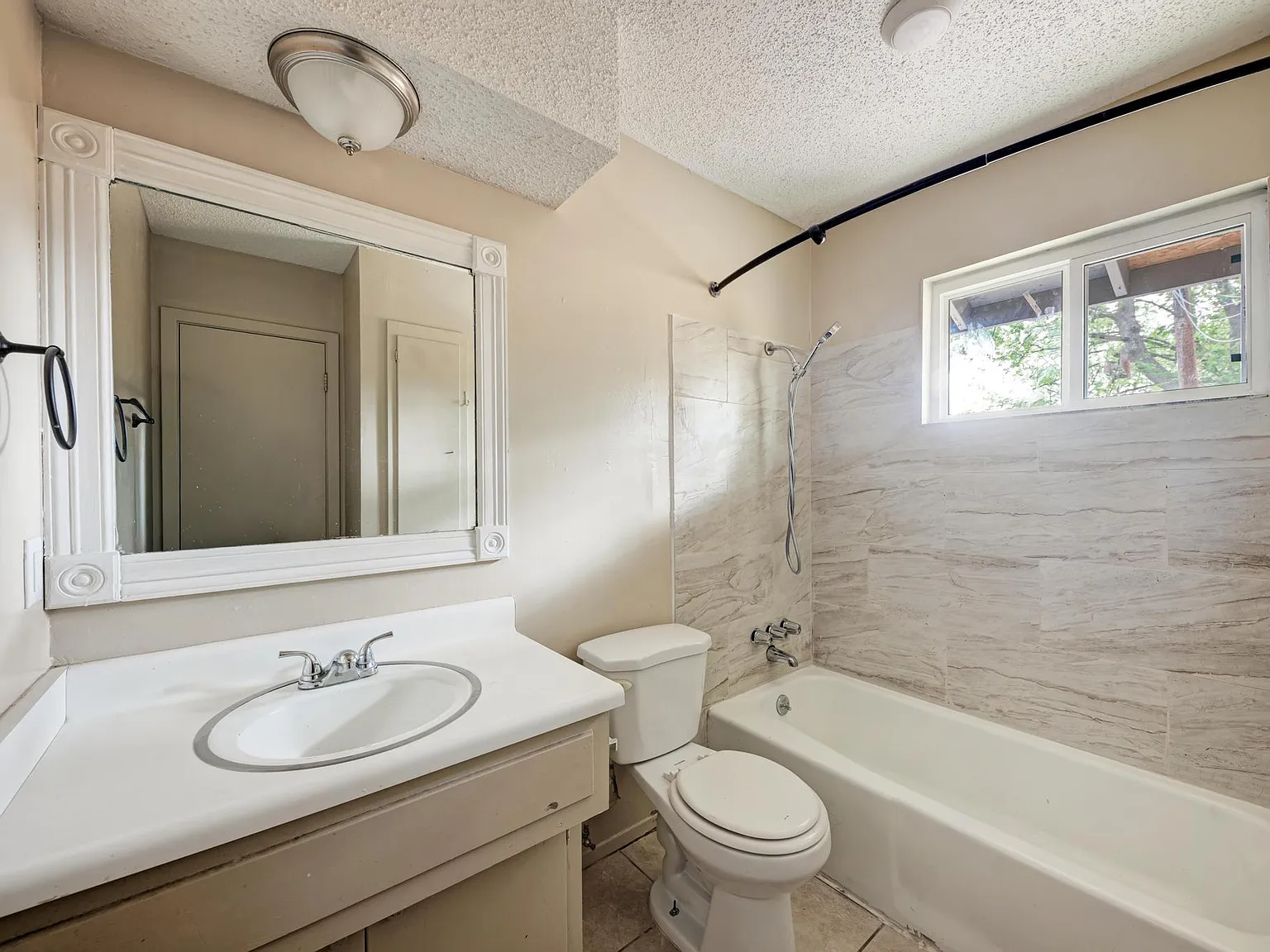 2 bed, 1.0 bath, 1760 sqft, $1,500 — Photo 4