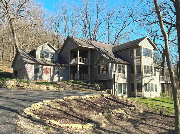 2 Arbor Ct, Galena, IL 61036