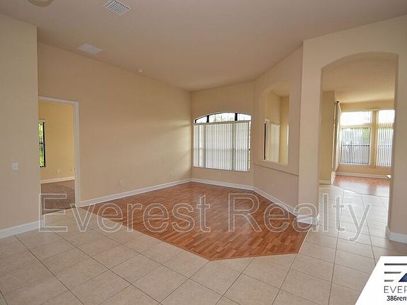 3rd image of 5 Breeze Hill Ln
