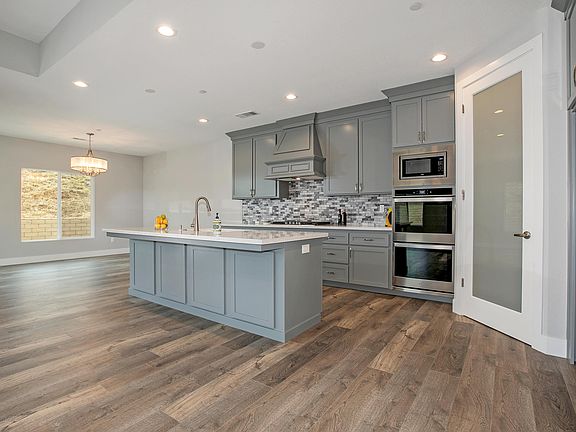 3rd image of 637 Creekmont Cir