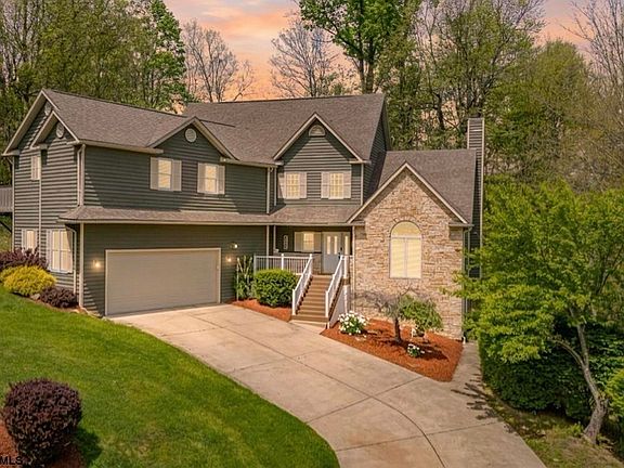 3rd image of 1020 Deerwood Dr