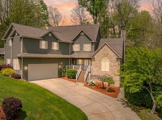 1020 Deerwood Dr, Morgantown, WV 26508