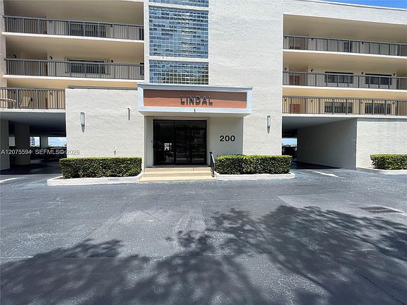 4th image of 200 Golden Isles Dr APT 401