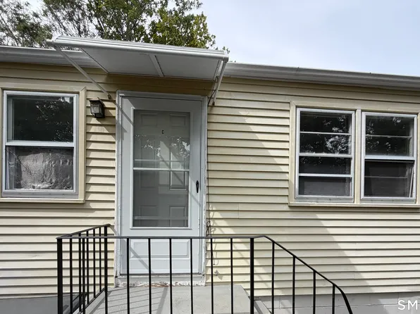54 Monroe St, Branford, CT 06405