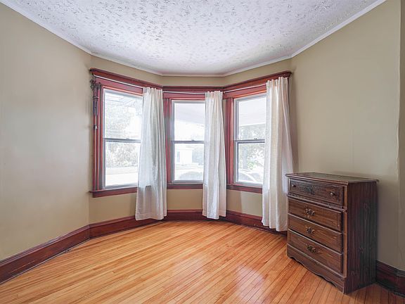 5th image of 146 Central St
