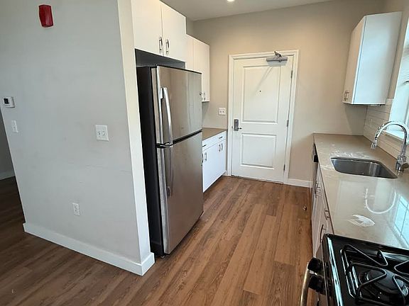 2nd image of 10 Myrtle St APT 52A