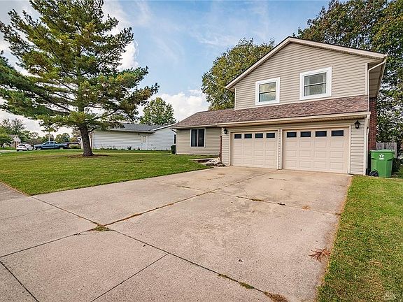 3rd image of 1083 Rosewood Dr