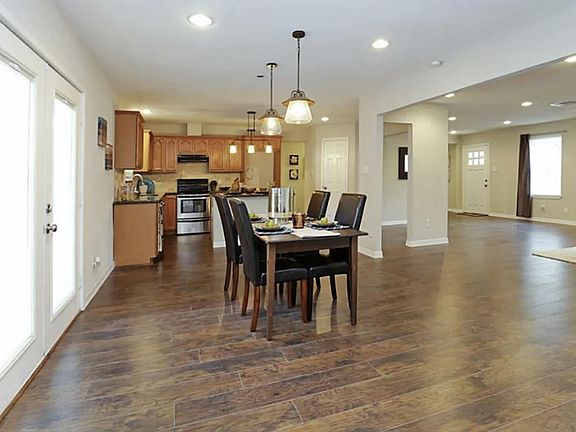2nd image of 10422 Shadow Wood Dr
