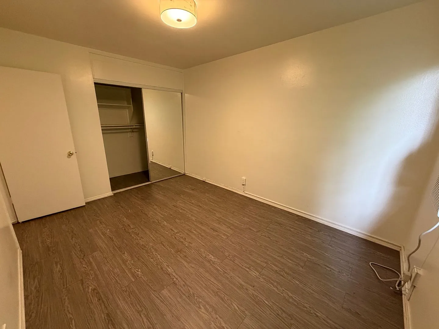 1560 N Laurel — Photo 2