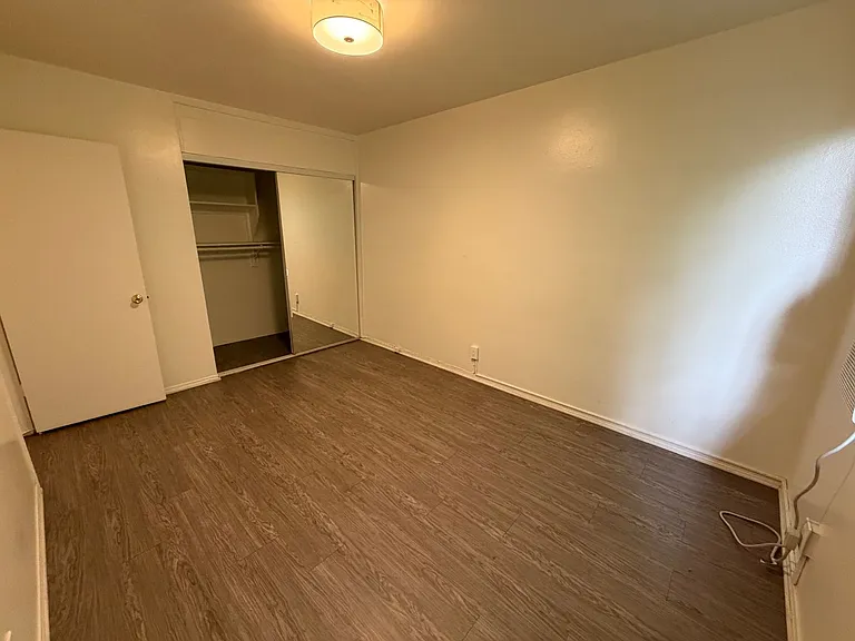 1560 N Laurel — Photo 2