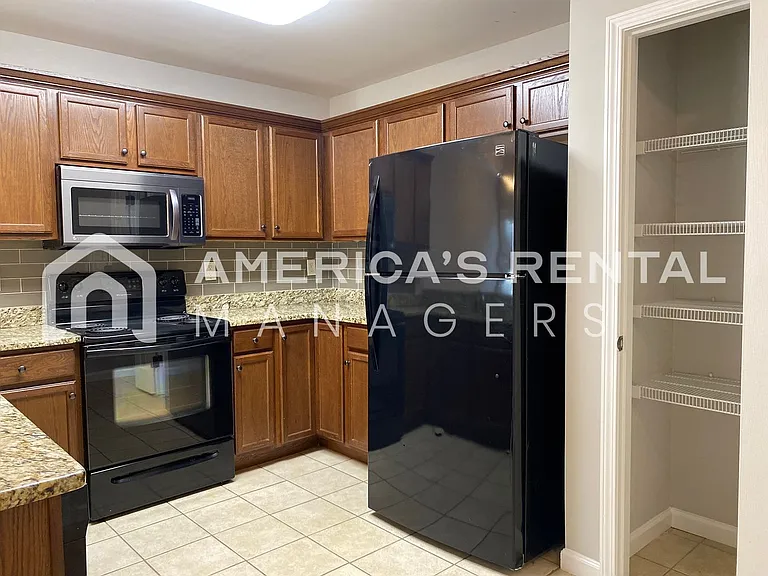 2819 Southwood Ln — Photo 10