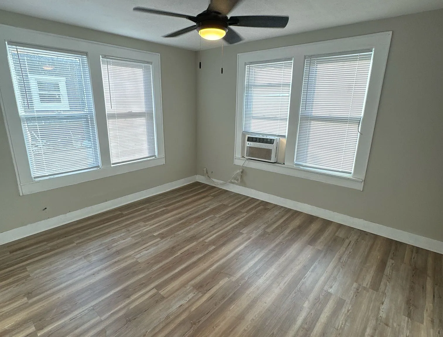 402 Hill St — Photo 2
