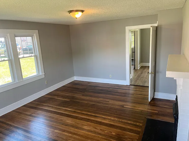 806 E Laurel St — Photo 4