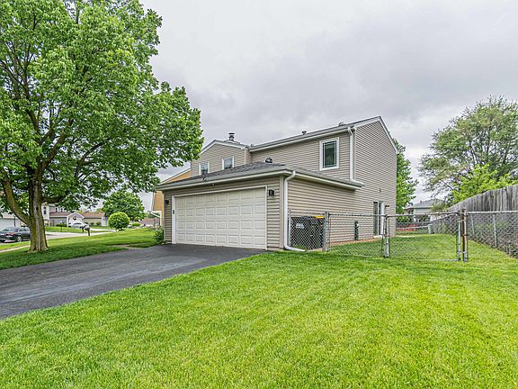 2nd image of 990 Woodside Dr