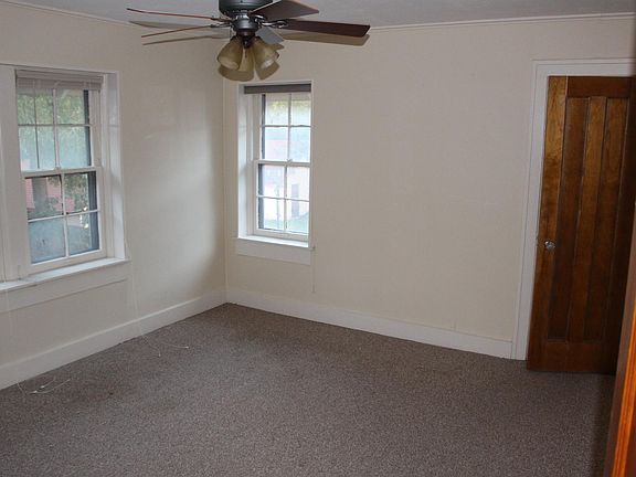13.6' X 11.6' Bedroom