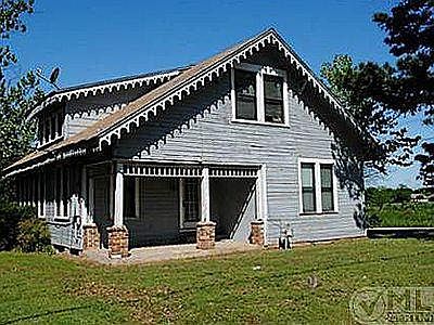 2nd image of 400 Maple St
