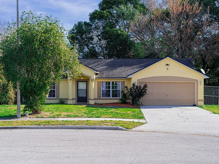 942 Whisler Ct — Photo 1