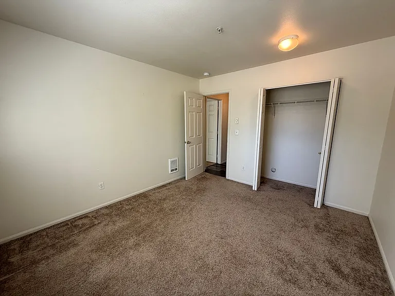 1015 SE 4th St #10 — Photo 11