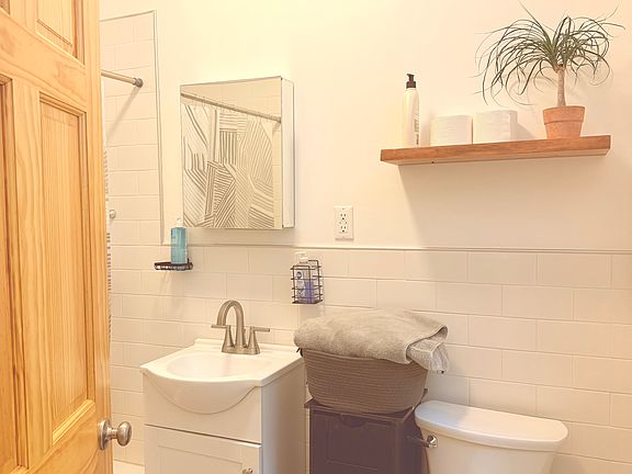 4th image of 290 Saint James Pl #2