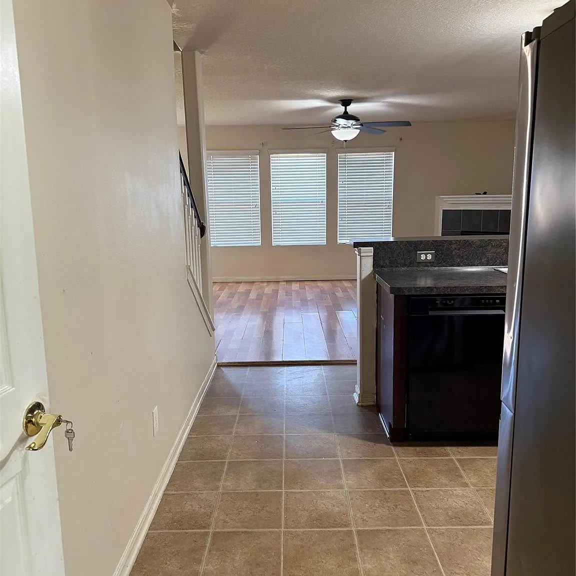 4 bed, 2.5 bath, 3204 sqft, $2,000 — Photo 4