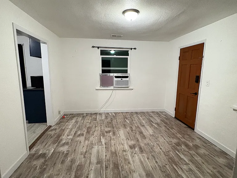 9 S Lewis St #C — Photo 2