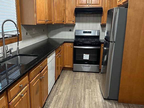 4th image of 708 Magnolia St