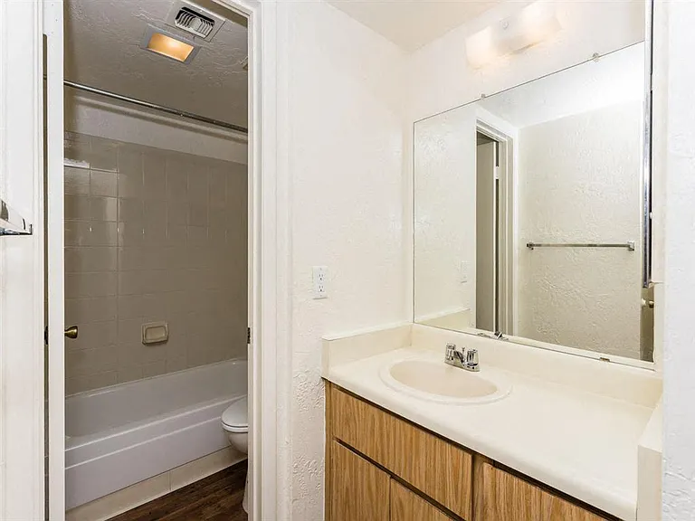 University Square Apartments — Photo 17