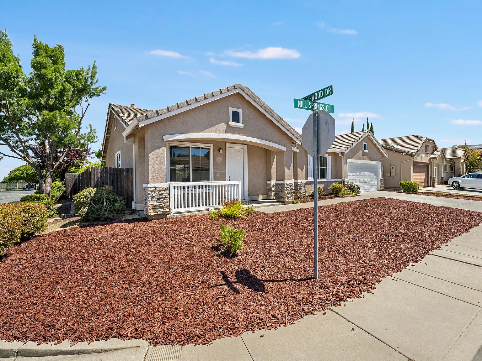 3 bed, 1859 sqft, $3,500 — Photo 3