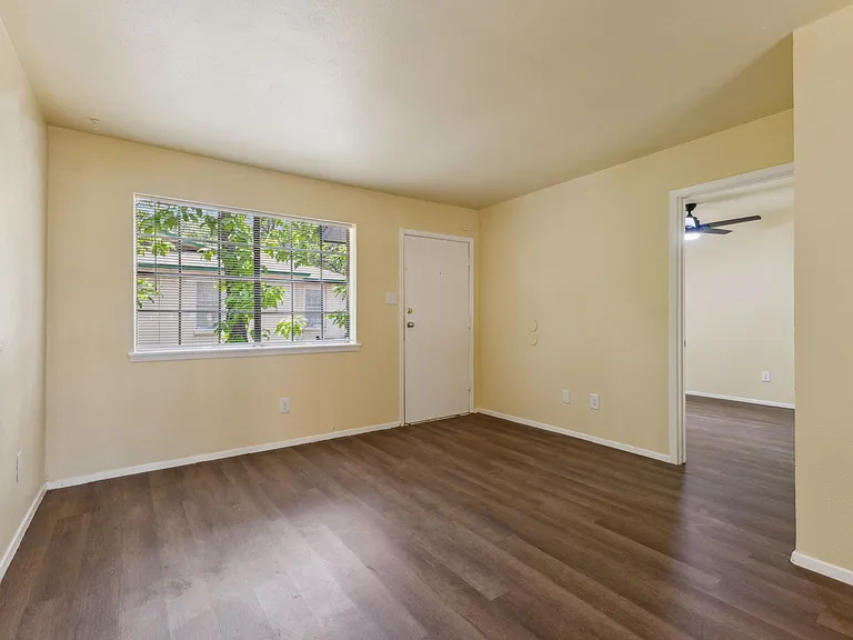 1821 Randolph Dr — Photo 10