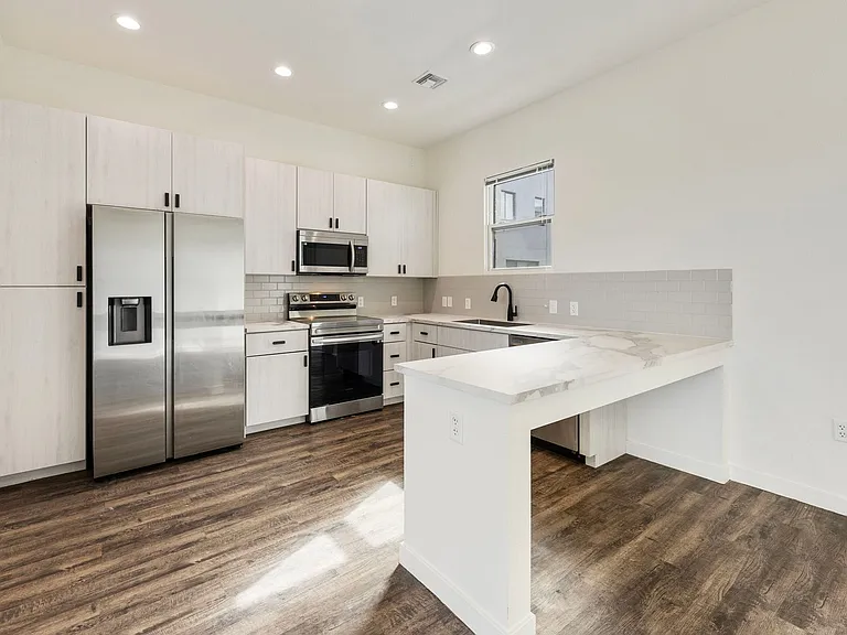 406 W. 7th St. — Photo 33