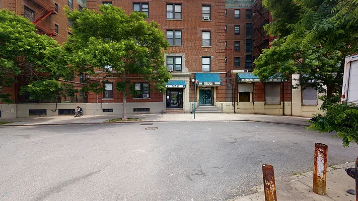 Sold by Thomas Lipovetsky, LREB | media 55