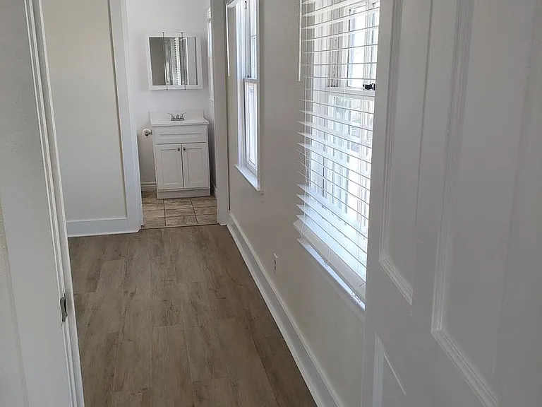 1724 E 4th ST — Photo 17