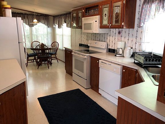 Kitchen & breakfast nook
