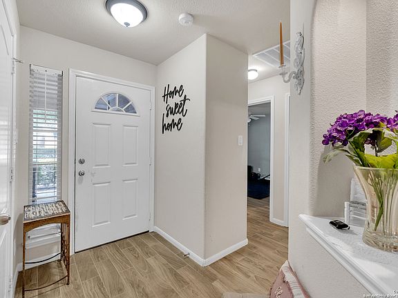 4th image of 907 Stable Glen Dr