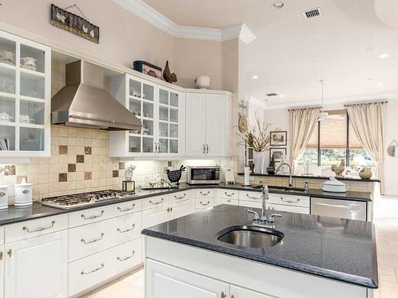 4th image of 10746 Versailles Blvd