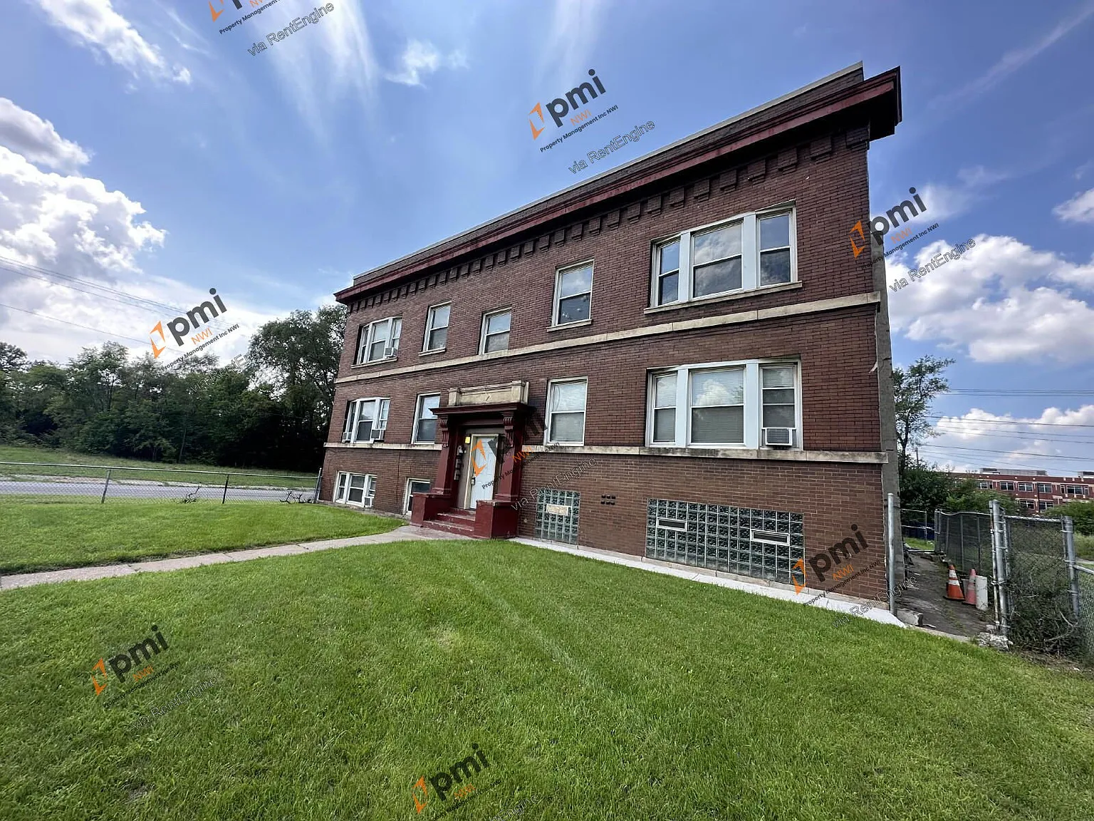 3 bed, 1.0 bath, 1247 sqft, $995 — Photo 2