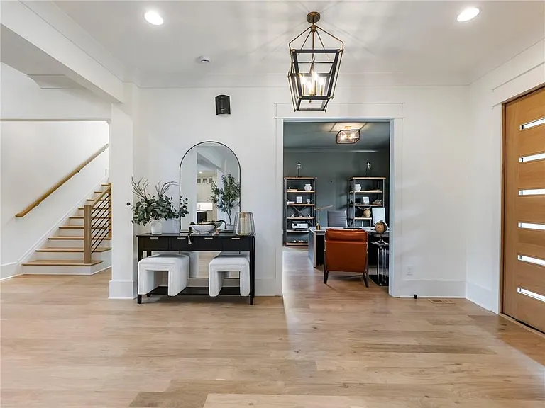 566 Versailles Dr — Photo 7