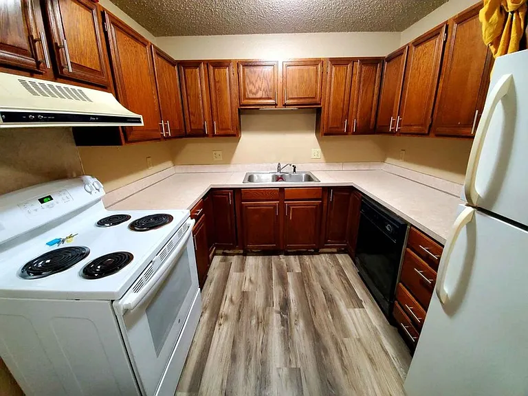 2901 E Rosser Ave — Photo 2