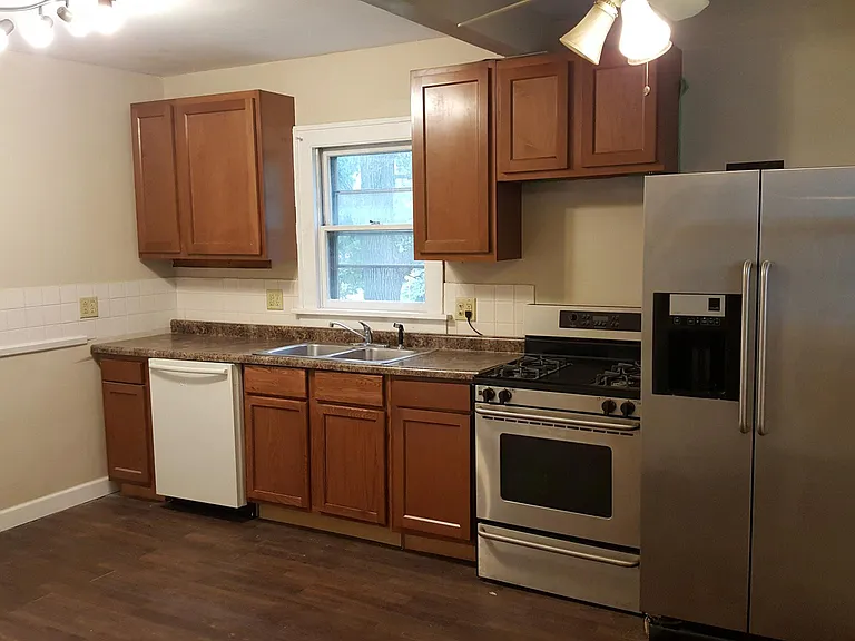 902 Magnolia Ave — Photo 2