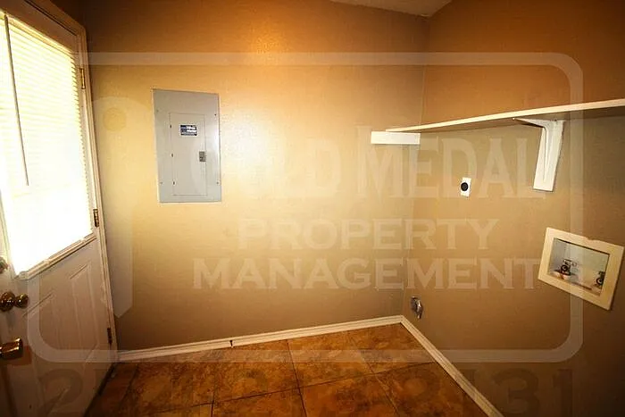 3400 Barcelona Dr — Photo 7