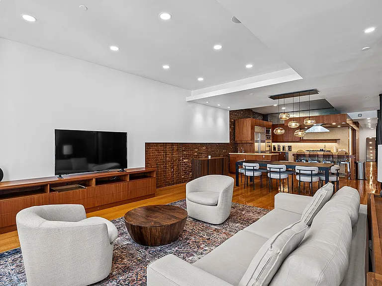 10 E 14th St #6 — Photo 3