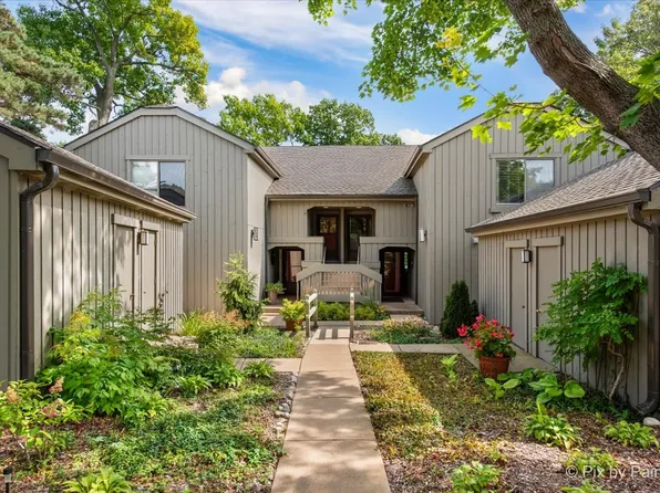 209 Shoreline Rd APT B, Lake Barrington, IL 60010