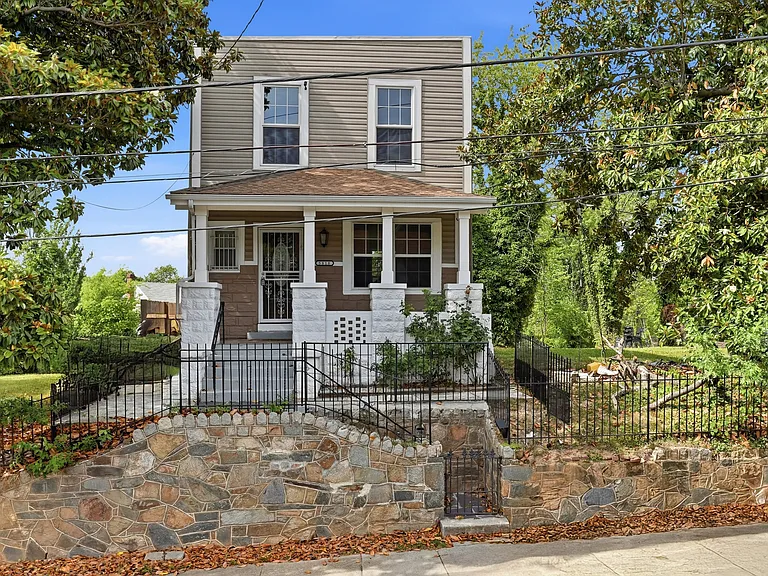 5818 Field Pl NE — Photo 1