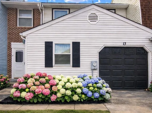 13 Gratz Ct, Cherry Hill, NJ 08002