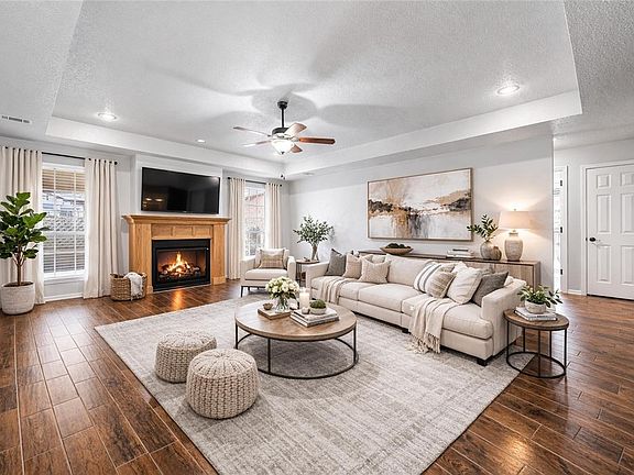 3rd image of 801 Pin Oak St