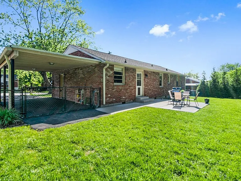 623 Elaine Dr — Photo 2