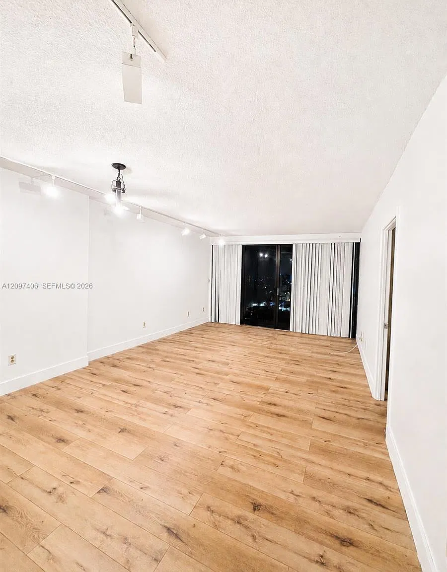 Greenwich Ph I Condo — Photo 2