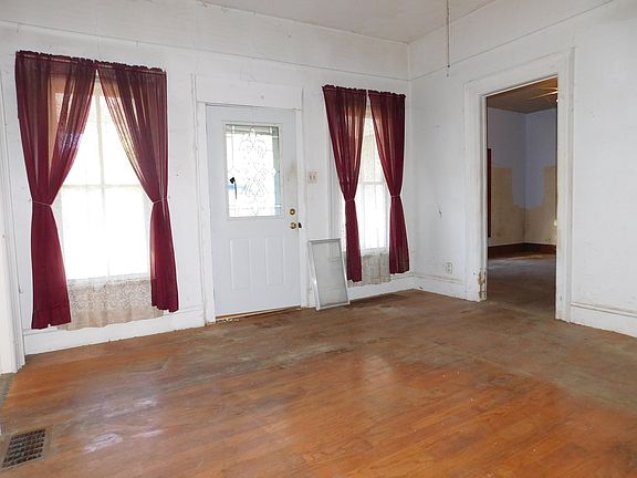 4th image of 214 E Commercial St